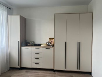 Шкаф 1360 3С2Я с ящиками Ева Сатин (Памир) в Серове - serov.mebel-e96.ru