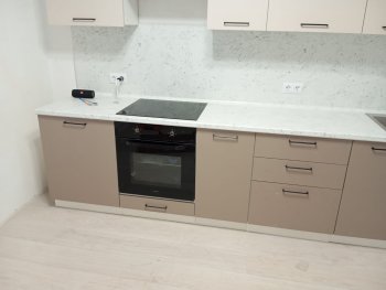 Кухонный гарнитур высокий Латте 3000 мм, Стол. 26 мм в Серове - serov.mebel-e96.ru